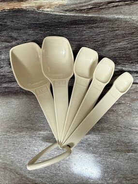 Vintage Tupperware METRIC Measuring Spoons